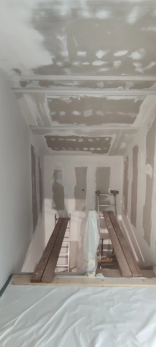 Gespachtelte Wände und Decken im Treppenhaus